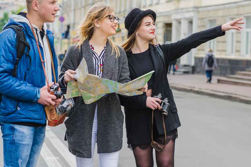 Hotel Selection Guide Rome 2025 – Friends searching directions while exploring Rome