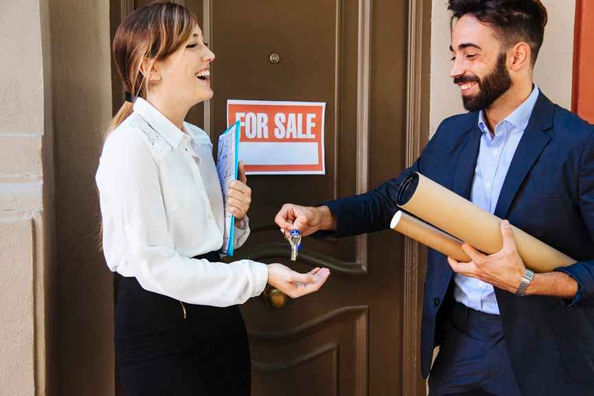 Smart strategies for UAE real estate-Real estate agent giving key to woman