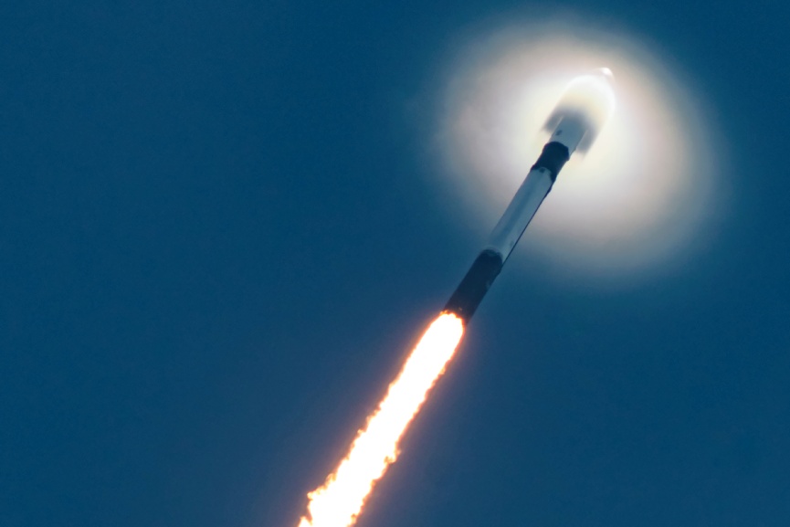 Space launches starlink internet satellite