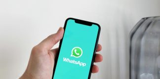 WhatsApp cover photo feature for iOS users