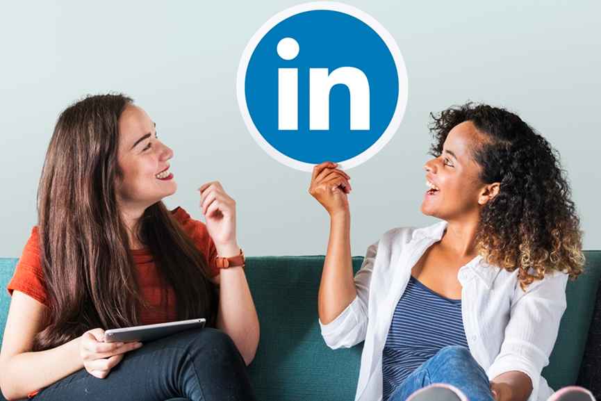Professionals discussing Organic LinkedIn Growth and audience engagement on LinkedIn.