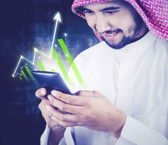 Saudi investor using a smartphone for Crypto and Blockchain in Saudi Arabia